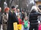 Фото: У Полтаві перехожих оббризкували свяченою водою серед вулиці