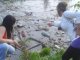 Фото: Полтавський ставок закидали пластиковими бляшанками