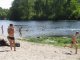 Фото: На полтавському пляжі ручний лелека збирає глядачів та жаб поміж оголених відпочивальників