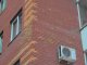 Фото: У Полтаві з новобудови обсипається цегла та існує загроза обвалу плити (фото)
