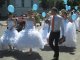 Фото: Полтавою марширували наречені-стихії у весільних сукнях (фото)