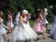 Фото: Полтавою марширували наречені-стихії у весільних сукнях (фото)