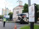 Фото: У Полтаві дівчина привселюдно освідчується хлопцю в коханні. Фотофакт.