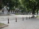 Фото: Театральну площу в Полтаві загородили металевими стовпчиками (фотофакт)