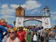 Фото: На центральній арці Сорочинського ярмарку розмістили символ миру (+ фото)