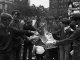 Фото: У 1968 в Чехословаччині радянських солдатів називали окупантами та показували непристойні знаки (+фото)