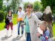 Фото: Учасниці флешмобу жіночності подарували квіти перехожим. Фоторепортаж