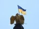 Фото: У Полтаві на монументі російської слави встановили прапор України (фотофакт)