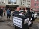 Фото: Центром Полтави в сміттєбаку провезли опудала кандидатів в нардепи (фото)