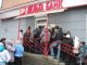 Фото: У Полтаві вкладники "Дельта-банку" стоять у кілометрових чергах, щоб забрати свої гроші