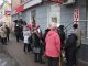 Фото: У Полтаві вкладники "Дельта-банку" стоять у кілометрових чергах, щоб забрати свої гроші