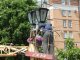 Фото: У Полтаві готуються до літа – фарбують ліхтарі