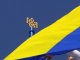 Фото: На привокзальних площах у Полтаві встановили прапори (ФОТО)