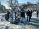 Фото: На площі перед Південним вокзалом Полтави віряни щодня годують безхатченків