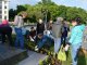 Фото: Громада і влада спільно прикрасили клумбу навколо меморіалу Героям Небесної сотні (ФОТО)