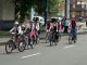 Фото: По Полтаві на велосипедах їздили дівчата у сукнях та капелюшках (фото)