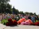 Фото: Комуністичний прапор і георгіївська стрічка: у Полтаві вшанували жертв війни (ФОТО)